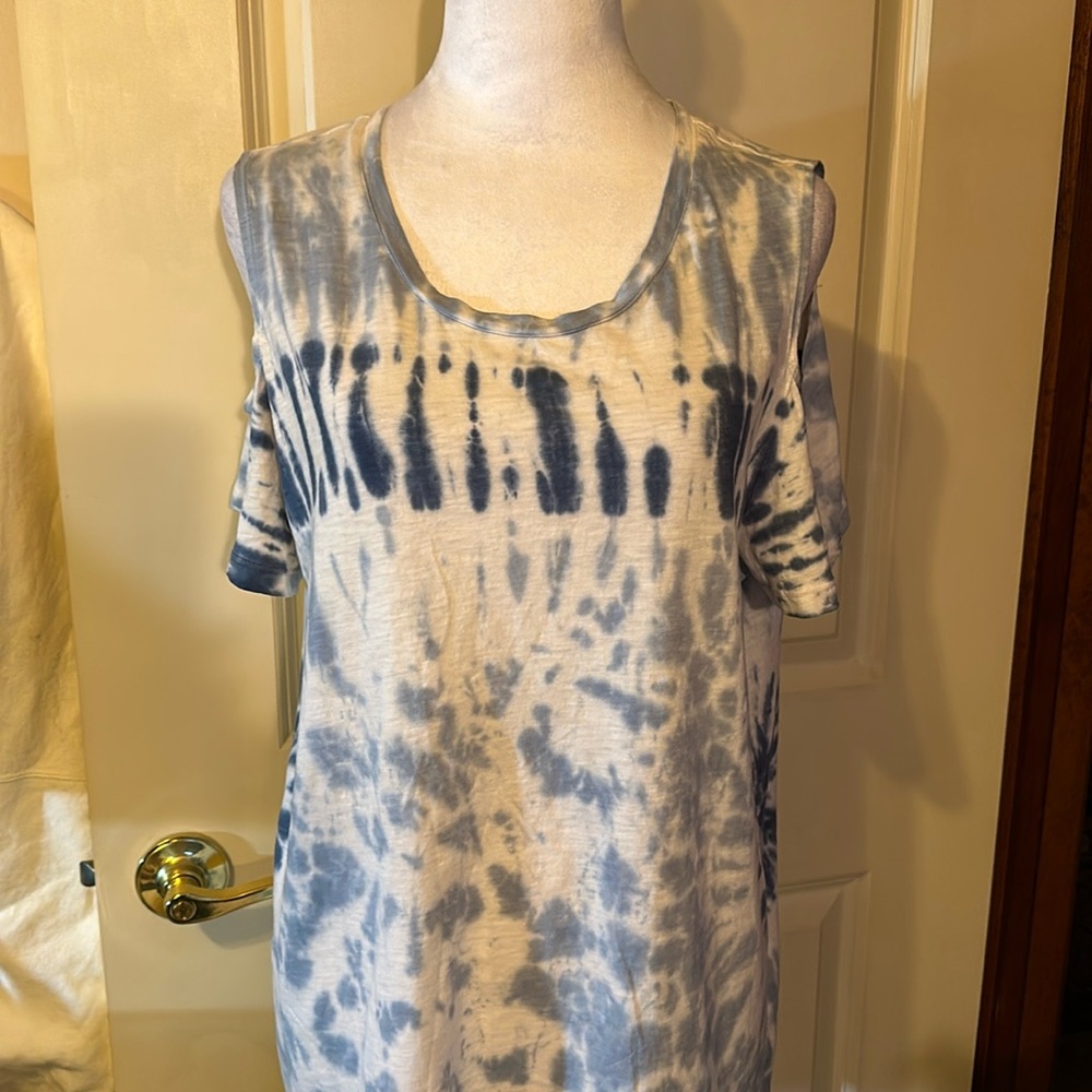 Tie dye cold shoulder short sleeve cotton 
Gently worn Macys collection